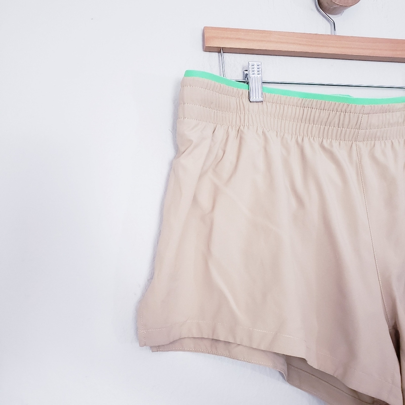 Nwt Fabletics Breathe Hali Run Shorts 3.5" Split Side Recycled Tan Xl — image 5 of 8